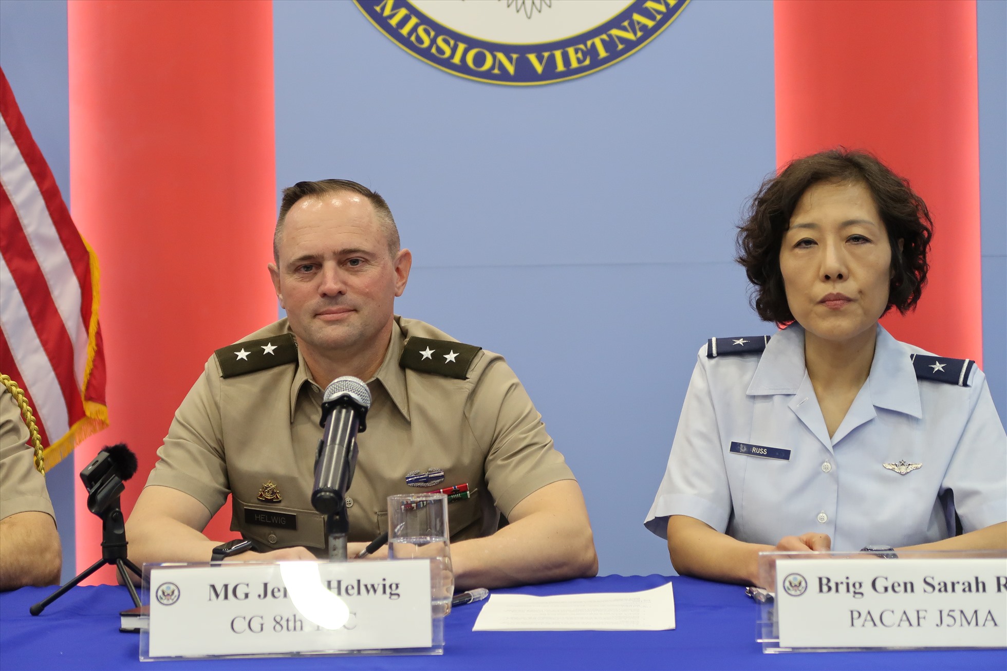 Thiếu tướng Jared Helwig (trái) và Chuẩn tướng Sarah Russ tại buổi họp báo ngày 9.12. Ảnh: Ngọc Vân