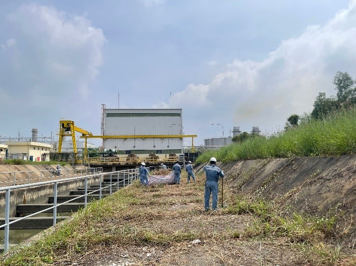 Đoàn viên Chi đoàn Vận hành 2 thực hiện vệ sinh kênh nước làm mát PM2.1. Ảnh: Công ty Nhiệt điện Phú Mỹ cung cấp.