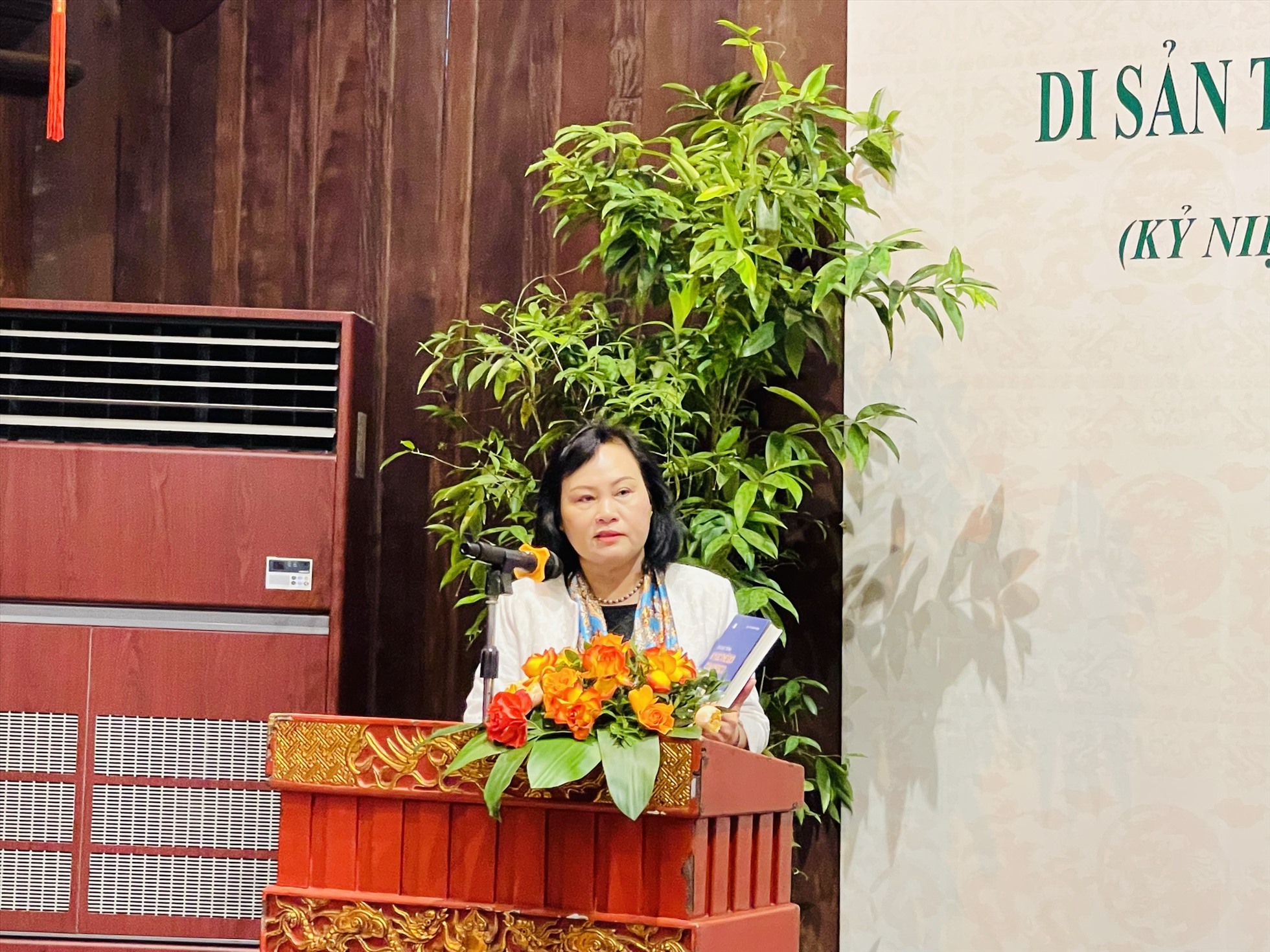 TS. Vũ Thị Minh Hương ra mắt cuốn sách “Chương trình Ký ức thế giới của UNESCO ở Việt Nam“. Ảnh: Mai Hương