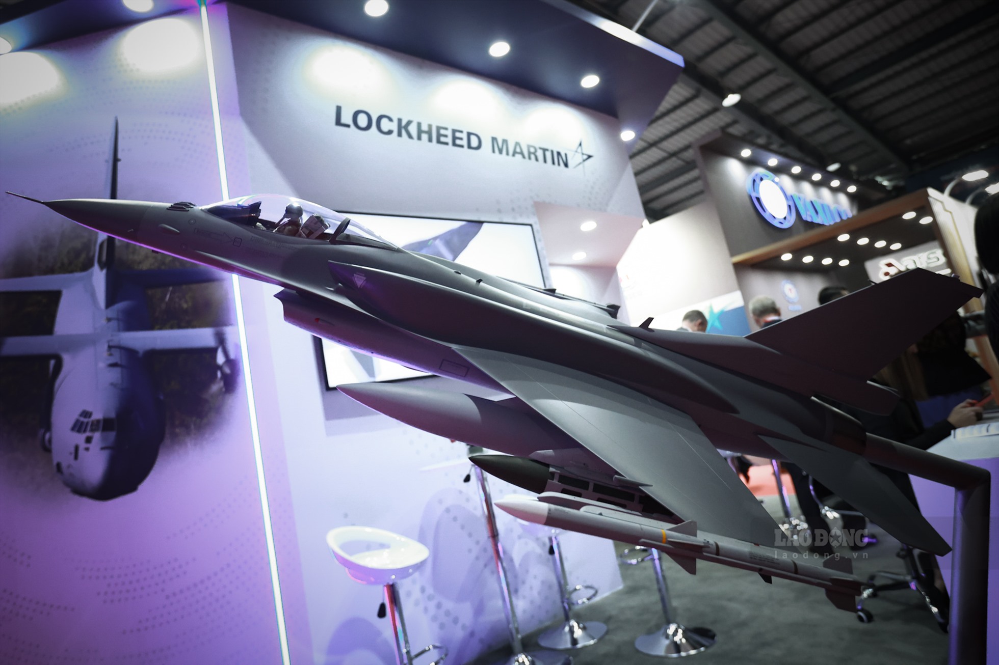 Mô hình tiêm kích hạng nhẹ F-16, tỉ lệ 1/10 do tập đoàn Lockheed Martin của Mỹ sản xuất.
