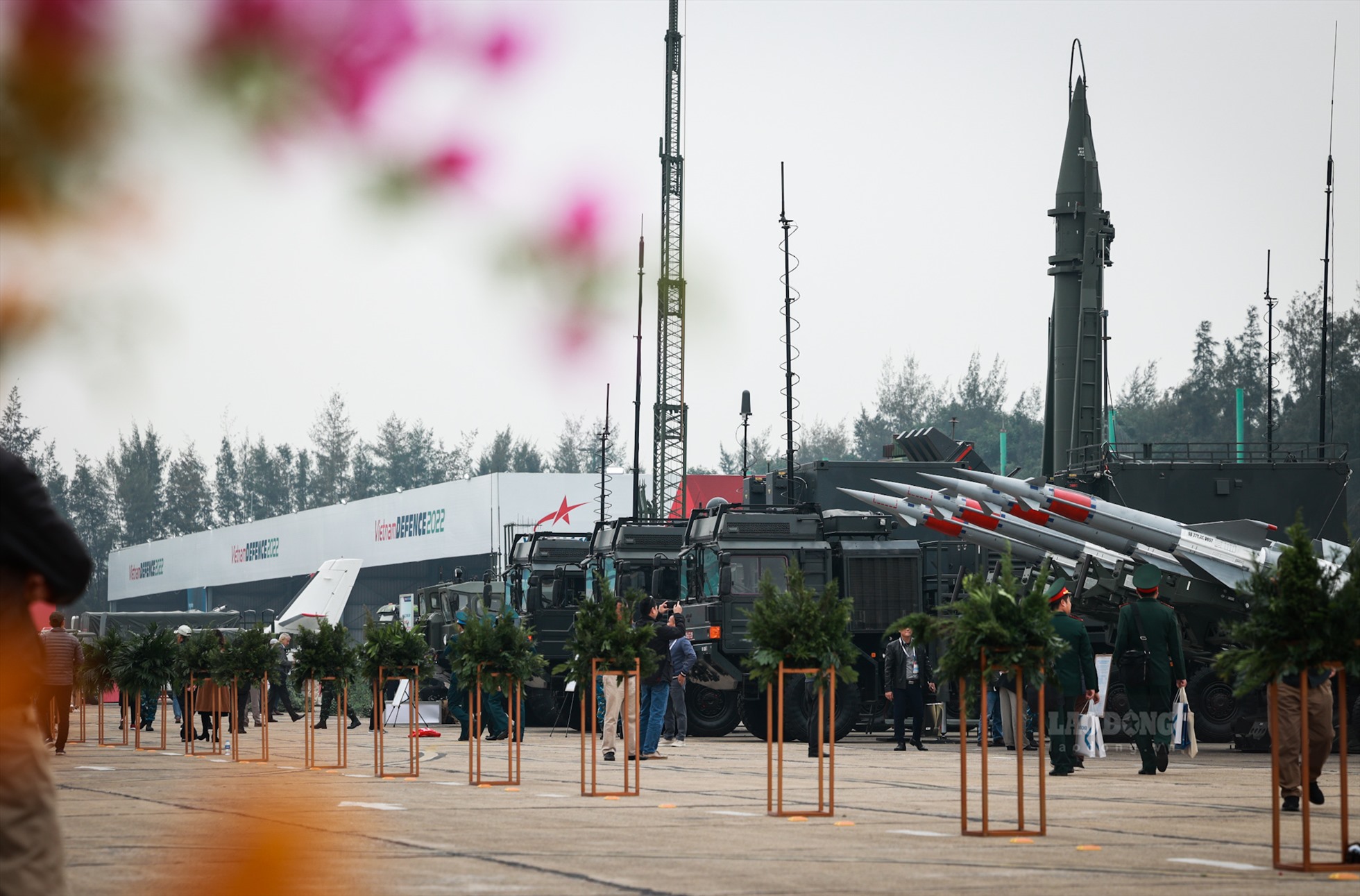 Tại triển lãm quốc phòng quốc tế Việt Nam 2022, ngoài một số vũ khí hạng nặng trang bị của quân đội Nhân dân Việt Nam được trưng bày như tên lửa đất đối đất Scud-B (R17E), xe tăng T90SK hay tổ hợp tên lửa phòng không... thì nhiều nhà sản xuất vũ khí quốc tế đã mang đến triển lãm nhiều mẫu vũ khí cá nhân.