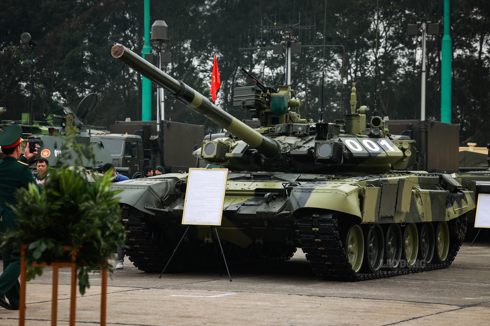 Xe tăng T-90SK hiện đại của quân đội nhân dân Việt Nam. Kíp lái T90 gồm 3 chiến sĩ bao gồm 1 trưởng xe, 1 pháo thủ và lái xe. Mẫu T90 nặng 46,5 tấn, chiều dài 9,67m, rộng 3,78m và cao 2,86m. Tăng đạt vận tốc tối đa 60km/h. Tổ hợp vũ khí của T90 gồm pháo 125mm, tốc độ bắn 8 viên/phút.
