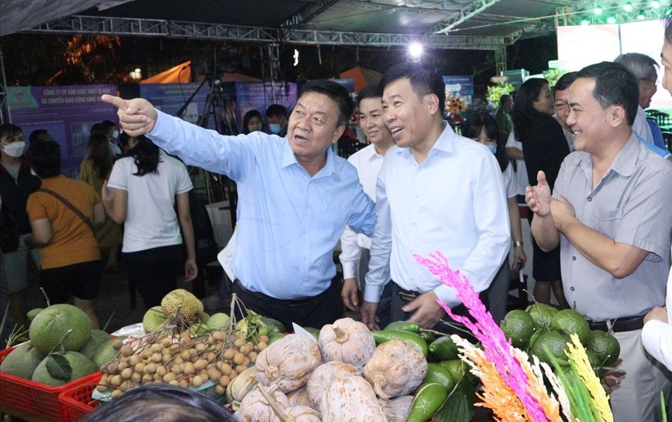 Lãnh đạo tỉnh Bình Phước đi tham quan các gian hàng tại một hội chợ triển lãm nông sản tỉnh Bình Phước lần thứ V năm 2022. Ảnh: Đình Trọng