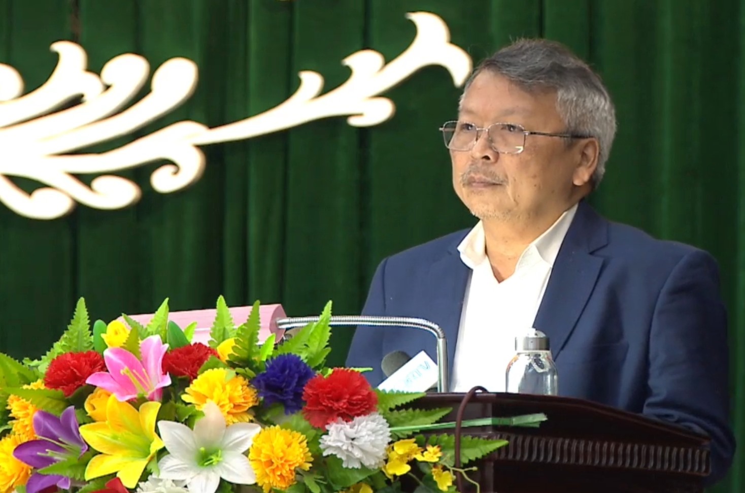 Ông Nguyễn Trường Khoa - Giám đốc Sở TNMT tỉnh Quảng Trị trả lời chất vấn của các đại biểu. Ảnh: Hưng Thơ.