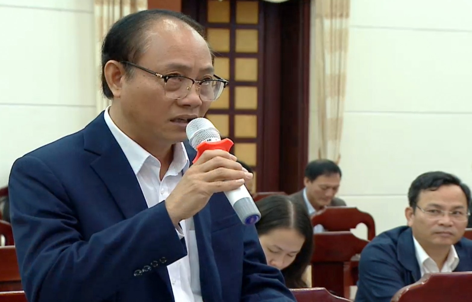Đại biểu Trần Việt Dũng nêu ý kiến chất vấn tại kỳ họp HĐND tỉnh Quảng Trị. Ảnh: Hưng Thơ.