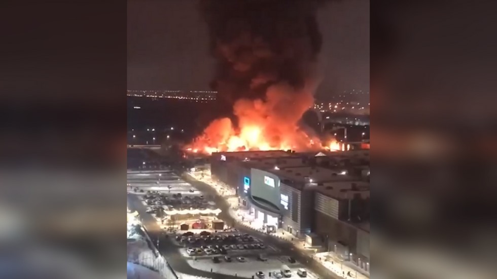 Cháy lớn tại trung tâm thương mại. Ảnh: Telegram