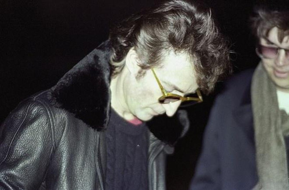 Bức ảnh chụp John Lennon trước khi bị fan cuồng ám sát. Ảnh: AFP