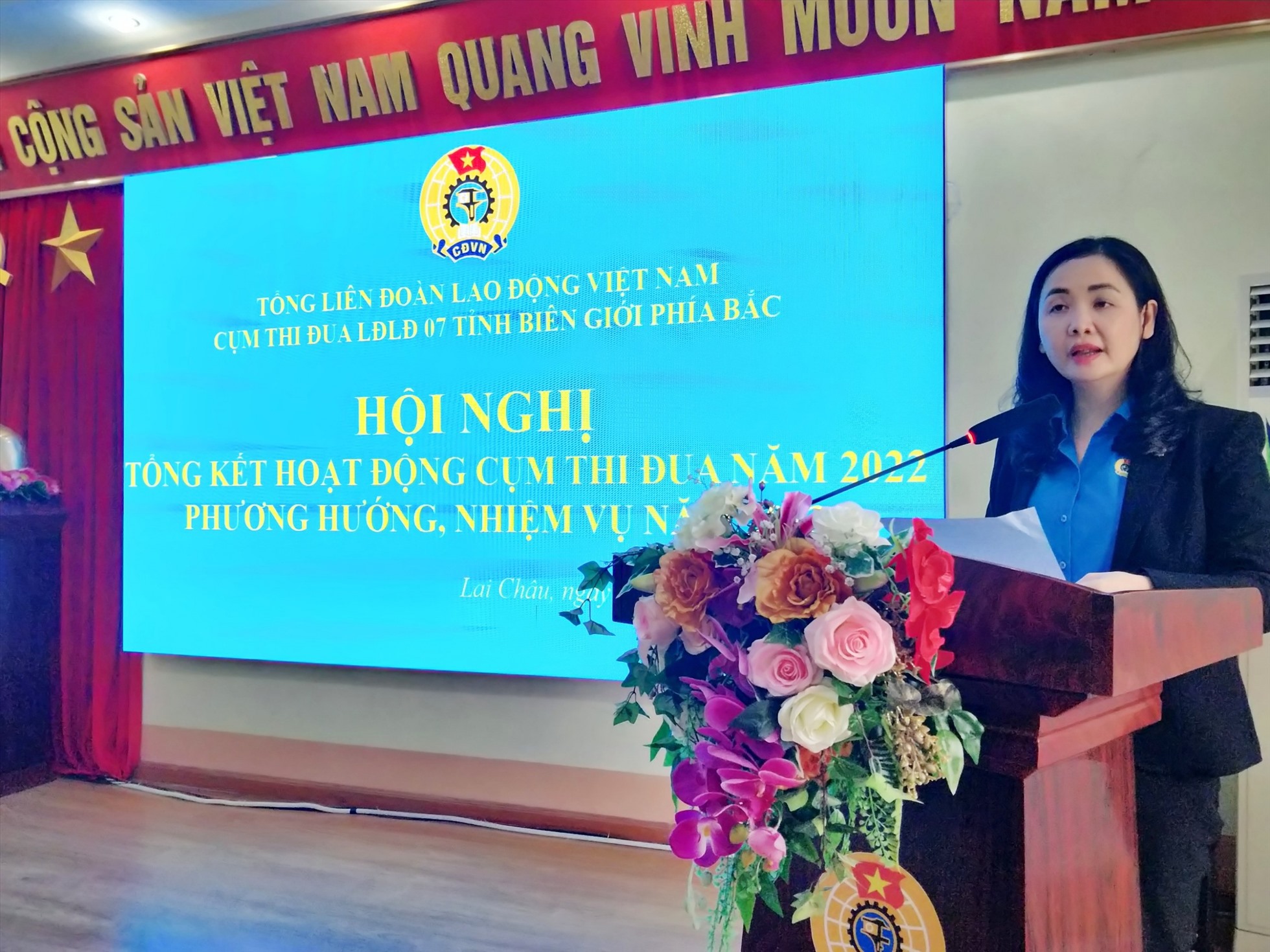 Bà Lý Thị Huệ - Chủ tịch LĐLĐ tỉnh Cao Bằng phát biểu tại Hội nghị.