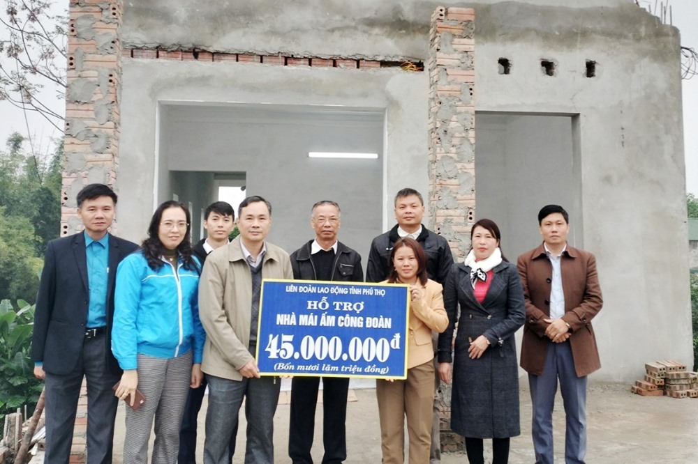 Liên đoàn Lao động tỉnh trao kinh phí hỗ trợ xây nhà nhà “Mái ấm Công đoàn” cho đoàn viên Nguyễn Thị Yến. Ảnh: Khánh Vân