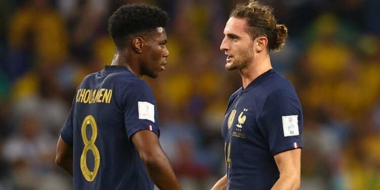 Cặp đôi tiền vệ vững chắc của Pháp. Ảnh: AFP