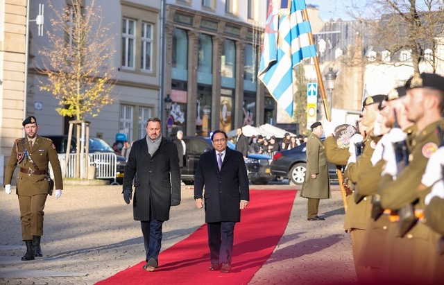 Thủ tướng Xavier Bettel chủ trì lễ đón chính thức Thủ tướng Phạm Minh Chính thăm Đại Công quốc Luxembourg. Ảnh: VGP