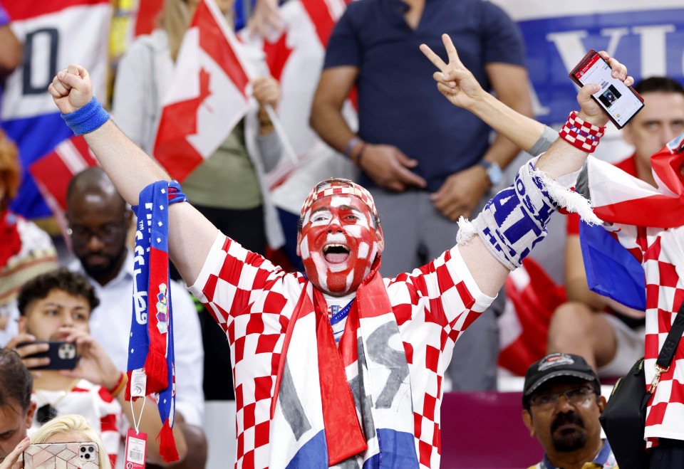 Fan Croatia cổ vũ cho đội nhà trong trận vòng bảng F gặp Canada tại sân vận động quốc tế Khalifa ở Doha, Qatar ngày 27.11. Ảnh: Kyodo