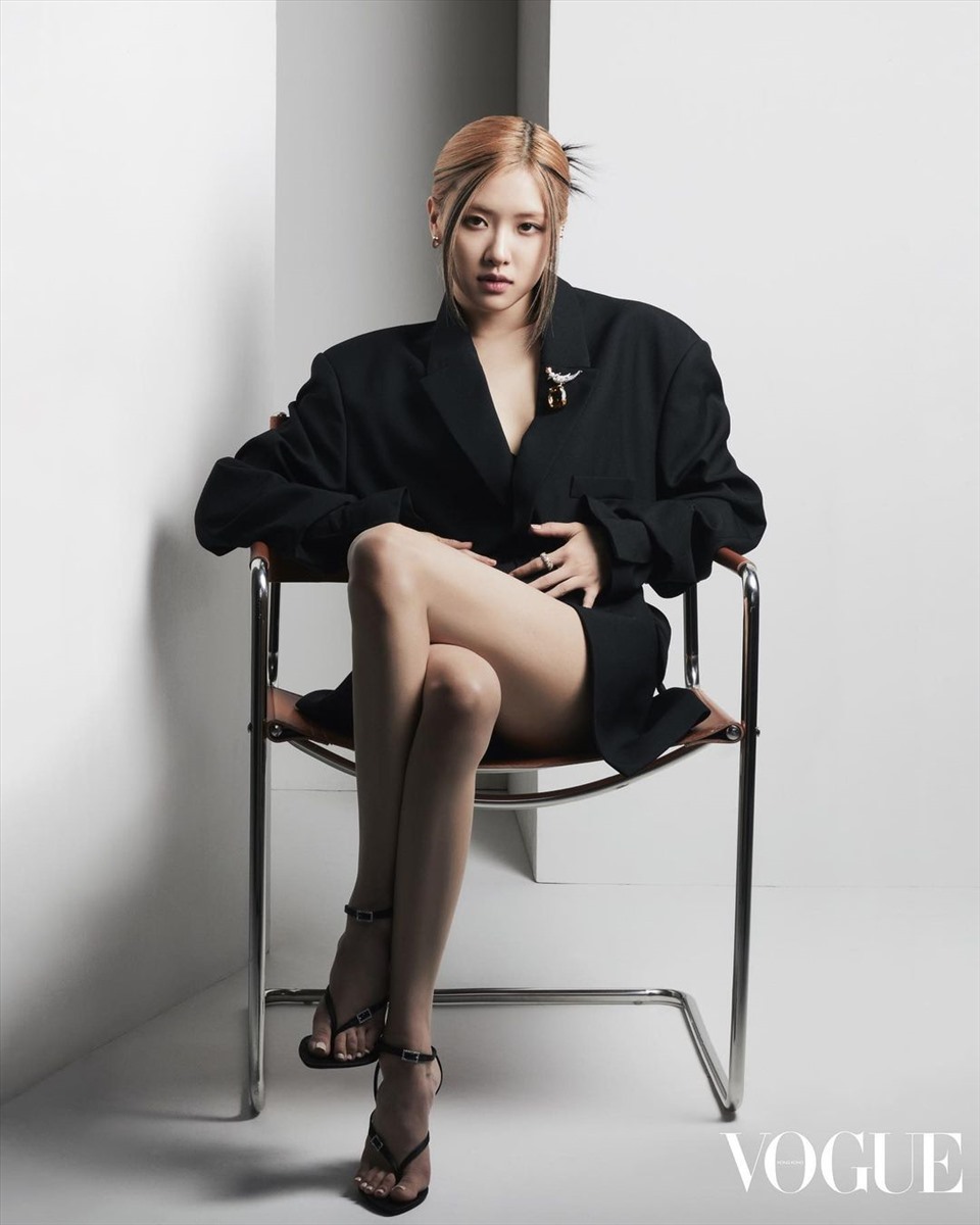 Giọng ca chính Blackpink diện trang phục Saint Laurent chụp hình cho Vogue Hong Kong. Ảnh: Vogue.