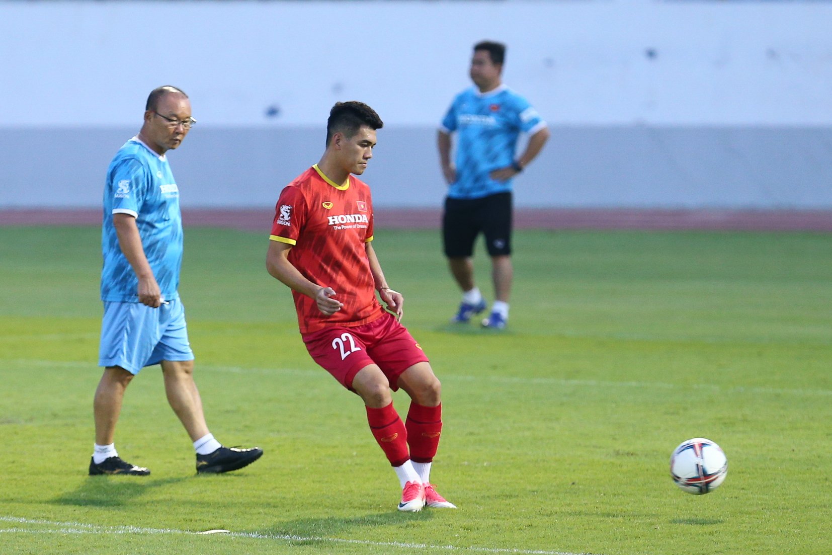Như thường lệ, huấn luyện viên Park Hang-seo luôn theo sát từng động tác của các học trò. Ở kỳ AFF Cup 2022, hàng công của tuyển Việt Nam được đánh giá rất cao khi sở hữu các tiền đạo đang có phong độ ổn định như Tiến Linh, Tuấn Hải hay Phan Văn Đức.