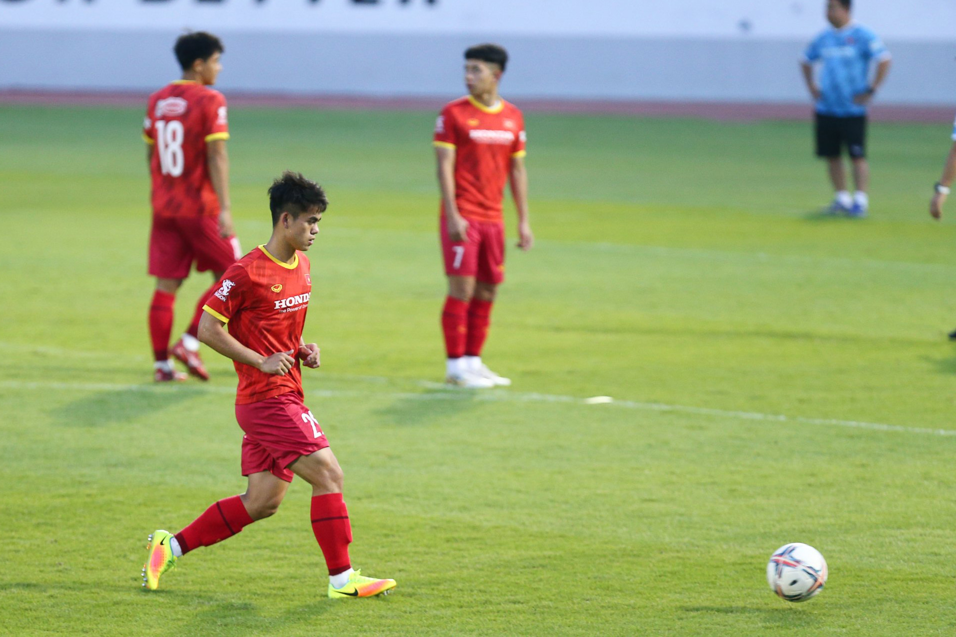 Đội tuyển Việt Nam vừa nghỉ một ngày nên huấn luyện viên Park Hang-seo không yêu cầu các cầu thủ thực hiện các bài tập nặng trong ngày 9.12.