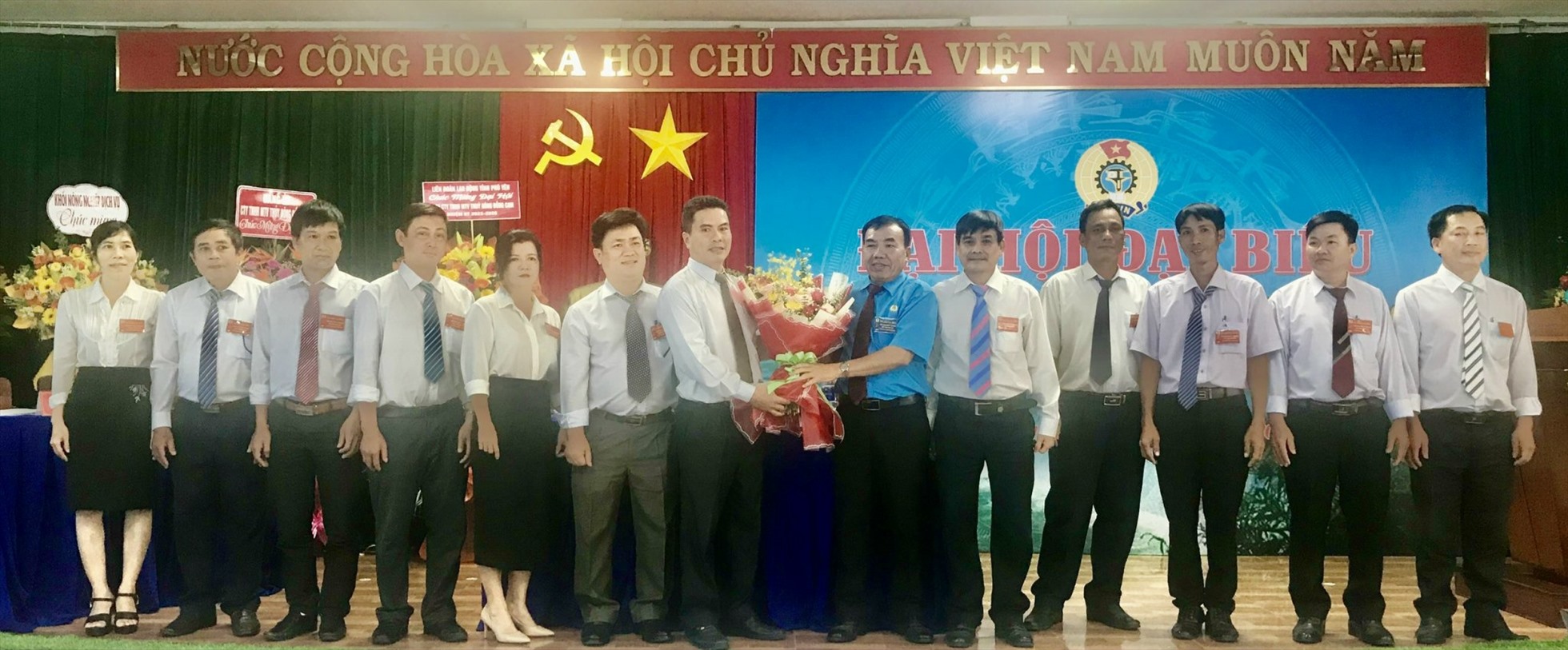 Ban chấp hành CĐCS Công ty TNHH MTV Thủy nông Đồng Cam khóa XIX, nhiệm kỳ 2023-2028 ra mắt đại hội. Ảnh: Mạnh Tuấn