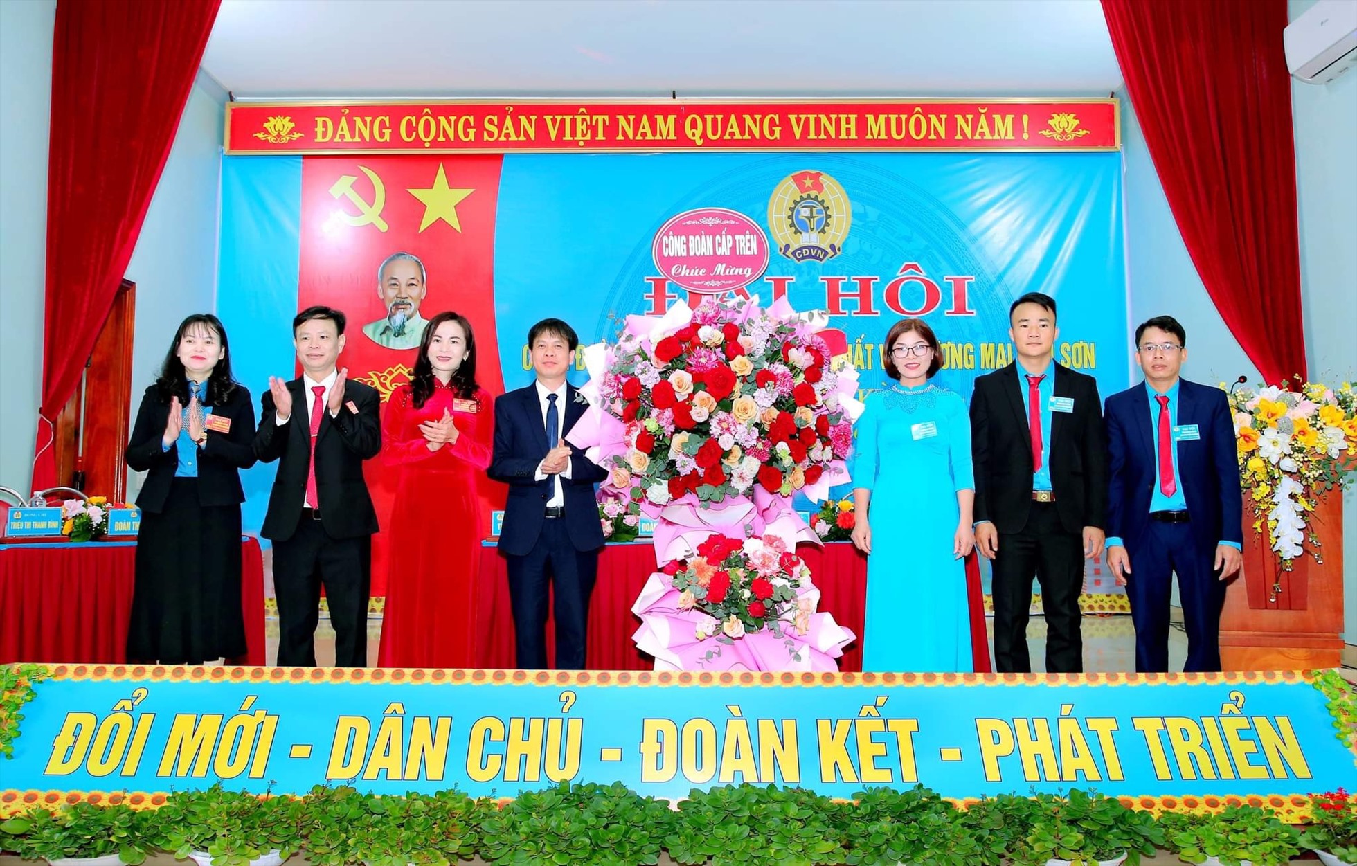 Đại diện lãnh đạo LĐLĐ tỉnh Thanh Hóa tặng hoa chúc mừng đại hội công đoàn công ty. Ảnh: Ngọc Tuấn