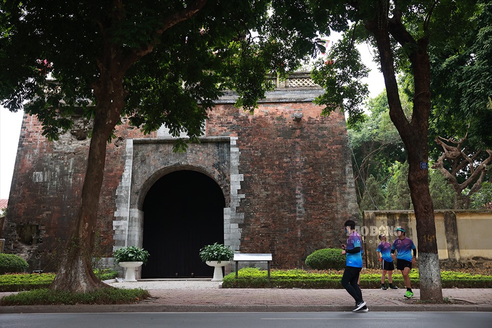 Tập thể dục khai xuân qua những con phố như Phan Đình Phùng với dấu tích cổng thành Hoàng Diệu lưu giữ truyền thống giữ nước của cha ông.