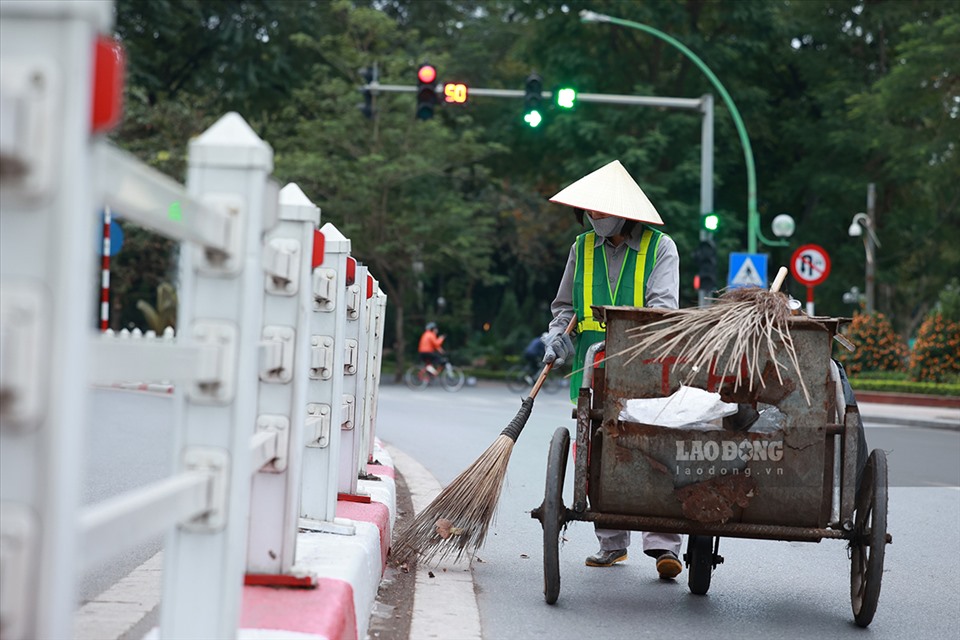 Để Hà Nội đẹp và sạch mỗi sớm mai thức dậy, hàng trăm công nhân môi trường đô thị Hà Nội vẫn miệt mài với công việc thường ngày của họ không phân biệt mưa phùn, gió bấc.