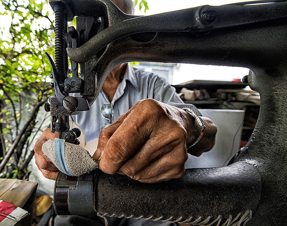 Ảnh trong bộ ảnh “Nghệ nhân 90 tuổi đóng giày” của Việt Văn, giải nhì ảnh bộ.