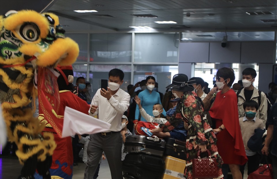 Niềm vui của nhiều du khách khi được chào đón tại sân bay Cam Ranh. Ảnh: Phương Linh