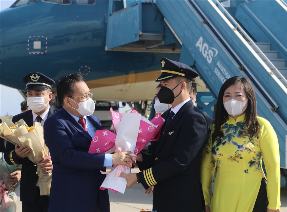Lãnh đạo tỉnh Khánh Hoà tặng hoa, lỳ xì đầu năm cho đội bay làm việc xuyên Tết. Ảnh: P.Linh