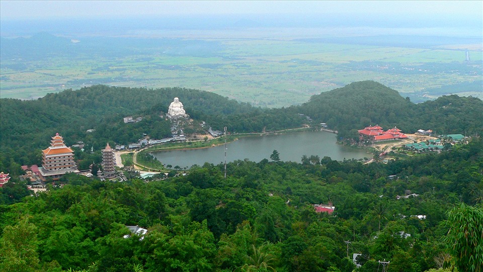 Toàn cảnh hồ Thủy Liêm, phía xa  xa là tượng Phật Di Lạc. Ảnh: LT