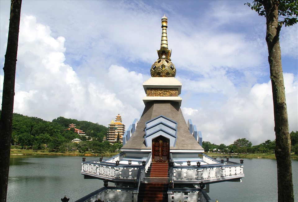 Tháp xá lợi bên chùa Phật Lớn. Ảnh: LT