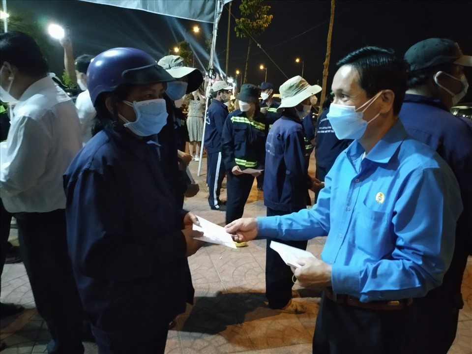 Chủ tịch LĐLĐ tỉnh Tiền Giang tặng quà người lao động. Ảnh: K.Q