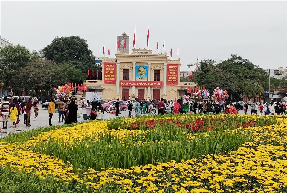 Khu vực quảng trường Nhà hát thành phố Hải Phòng tấp nập khách đến tham quan, du xuân đầu năm. Ảnh: Mai Dung