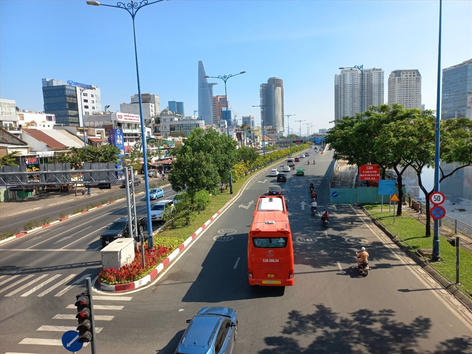 Đại lộ Võ Văn Kiệt, đoạn qua trung tâm Thành phố đông đúc xe cộ ngay từ sáng. Ảnh: HC