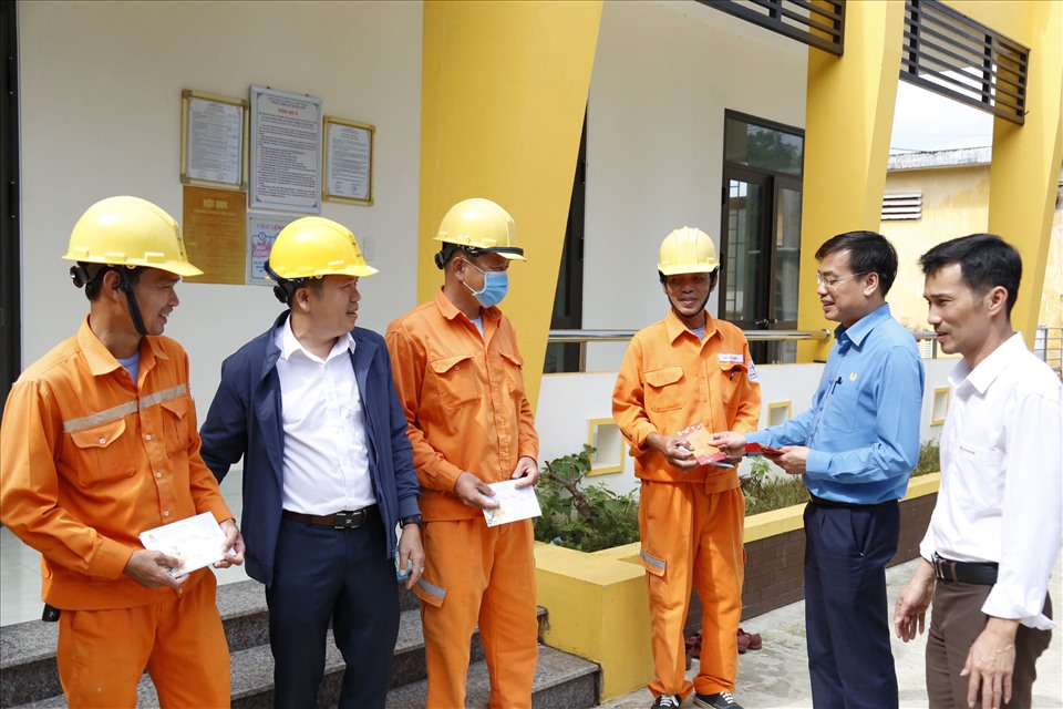 Phó Chủ tịch Công đoàn Điện lực Việt Nam Uông Quang Huy (thứ 2 từ phải sang) trao quà cho đoàn viên, người lao động nhân dịp Tết Nguyên đán Nhâm Dần 2022. Ảnh: CĐCC