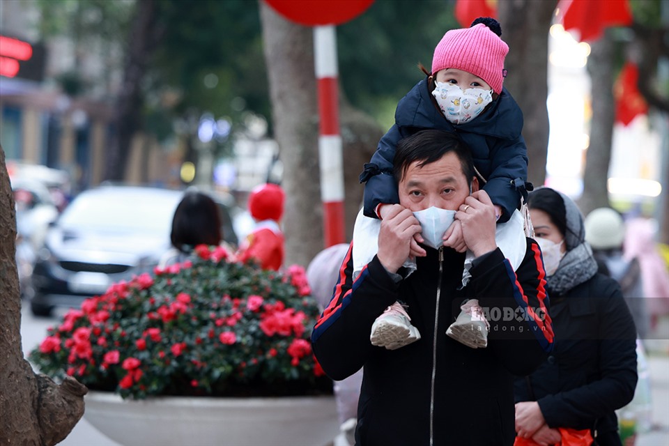 Một số gia đình cùng các đưa các bé nhỏ du xuân trong thời tiết khá lạnh của Hà Nội về chiều.