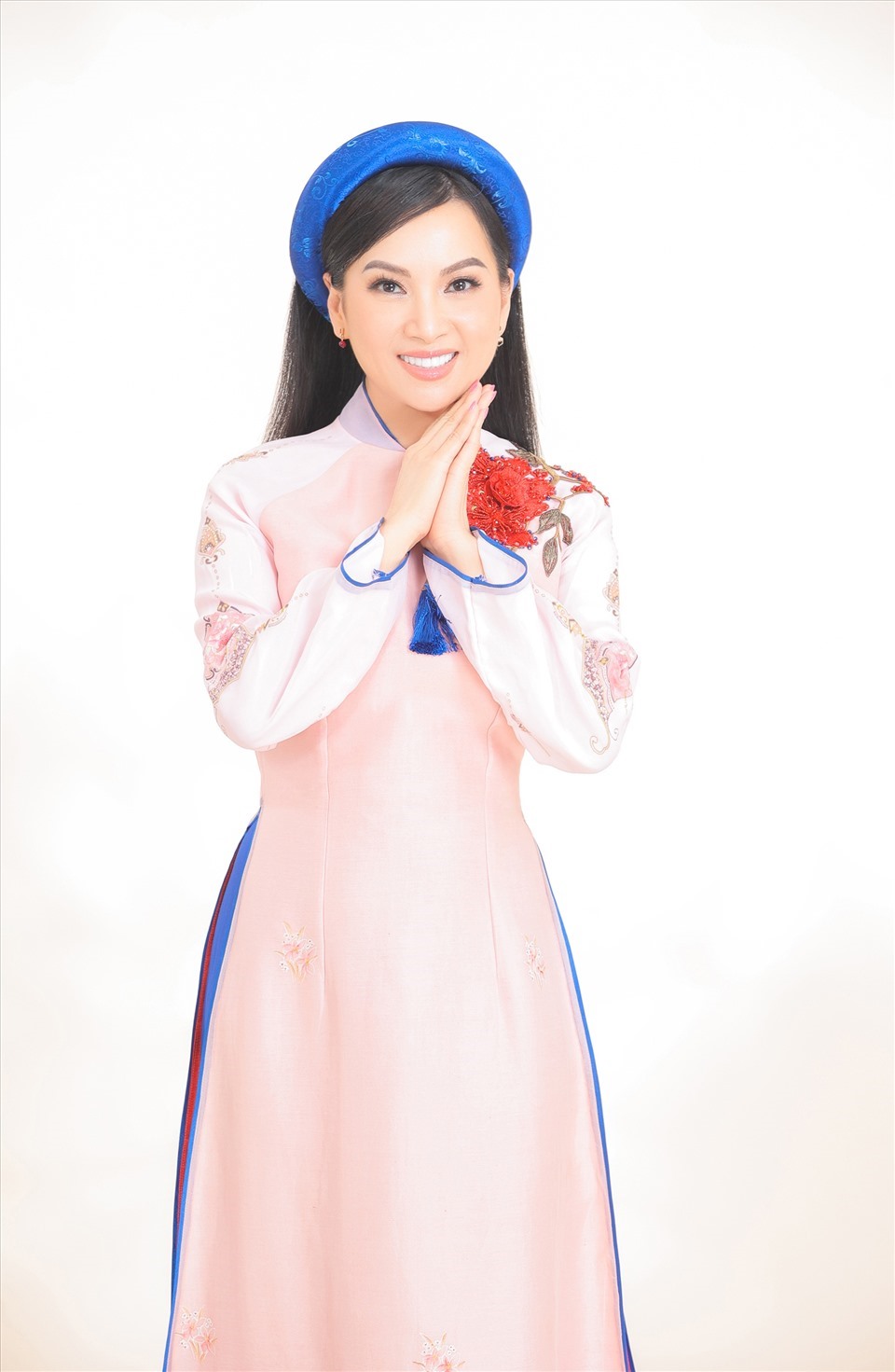 Nữ ca sĩ đặt nhà thiết kế Trần Thiện Khánh may áo dài riêng, gửi từ Huế vào TP.HCM.