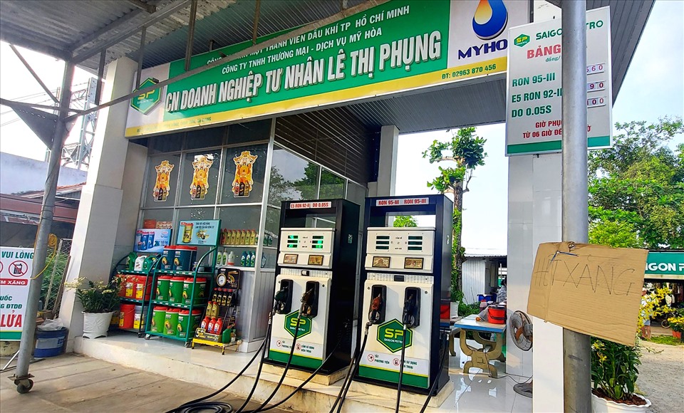 Cận cảnh cửa hàng xăng dầu trên địa bàn huyện Thoại Sơn treo biển tạm thông báo hết xăng. Ảnh: LĐ