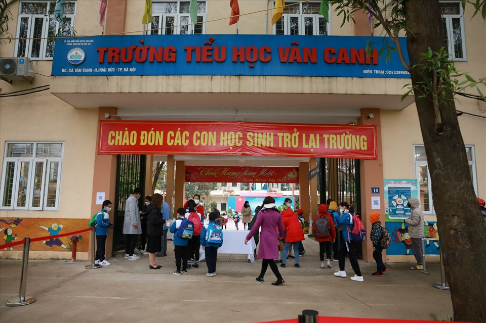 Sáng nay (10.2) học sinh từ lớp 1 đến lớp 6 ở 18 huyện, thị ngoại thành Hà Nội đến trường học trực tiếp sau gần 10 tháng học trực tuyến. Ảnh: Hải Nguyễn.