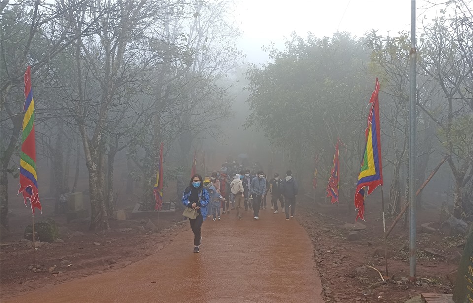 Trong ngày diễn ra nghi lễ “mở cổng trời“, thời tiết tại đây sương mù khá dày đặc và mưa nhỏ.