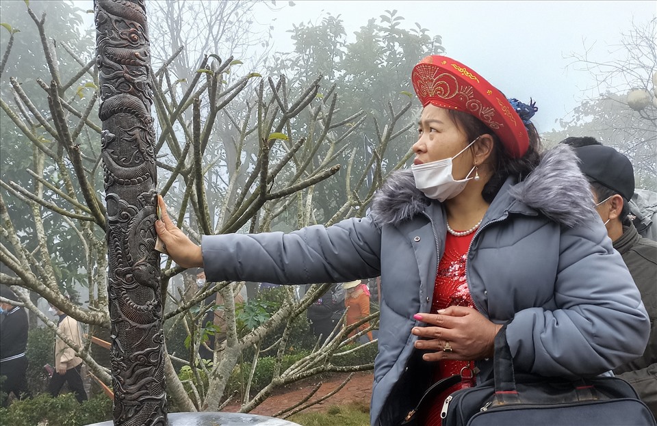 Người dân cầu may dịp đầu năm mới trong tiết trời mưa nhỏ trên núi Nưa. Ảnh: Q.D