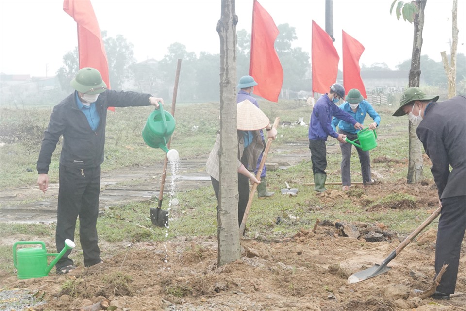 Tại buổi lễ có 60 cây xanh được LĐLĐ Hà Tĩnh tổ chức trồng với trị giá 300 triệu đồng. Ảnh: Trần Tuấn.