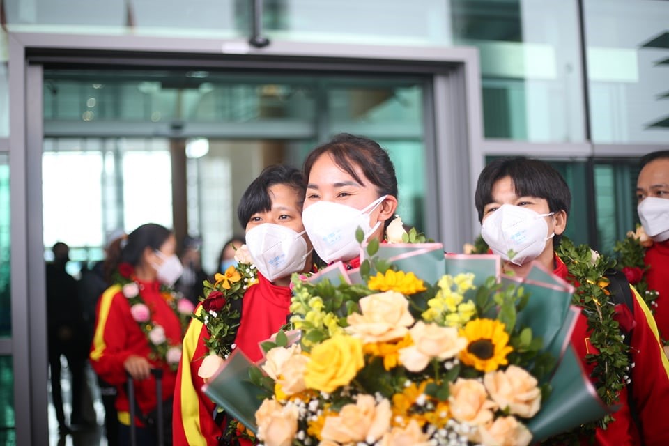 Trợ lý Đoàn Thị Kim Chi và các cầu thủ không giấu được những nụ cười và vẻ rạng rỡ khi trở về nước