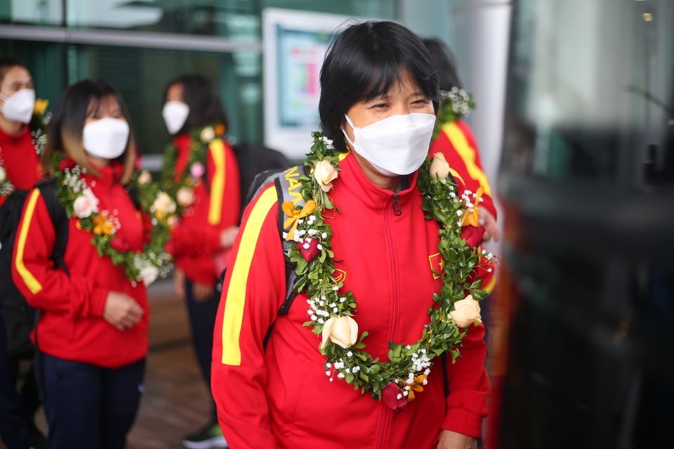 Trợ lý Đoàn Thị Kim Chi và các cầu thủ không giấu được những nụ cười và vẻ rạng rỡ khi trở về nước