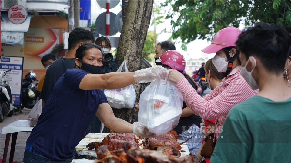 Chị chủ tiệm bán thịt heo quay đường Đề Thám, quận Ninh Kiều cho biết: ” Lượng khách năm nào cũng đông nên năm nay chuẩn bị số lượng lớn và tranh thủ dọn ra bán từ 1h khuya. Ngày thường heo bán tầm 1 đến 2 con, tuy nhiên đến ngày lễ thì số lượng tăng gấp 7, 8 lần“.