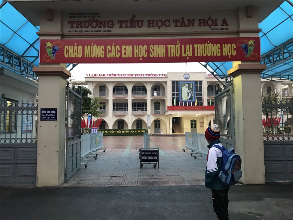 Tờ mờ sáng, em Nguyễn Đình Phát - học sinh lớp 4A4 Trường Tiểu học Tân Hội A (Đan Phượng) đã có mặt tại cổng trường. Ảnh: Thiều Trang