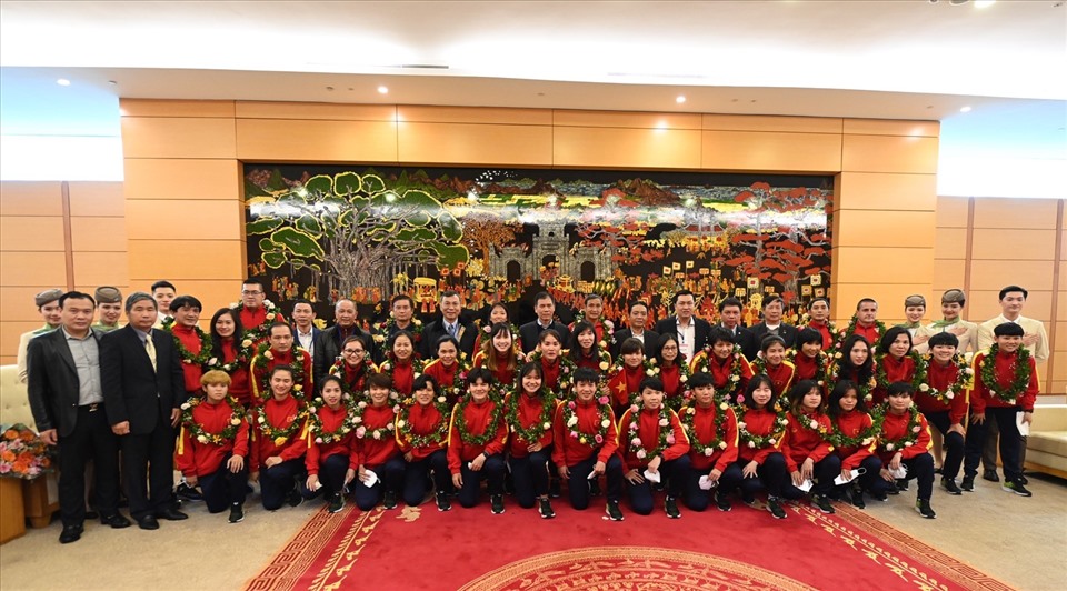 Tập thể đội tuyển nữ Việt Nam chụp ảnh kỷ niệm cùng lãnh đạo Bộ Văn hóa, Thể thao& Du lịch, Tổng cục Thể dục thể thao và Liên đoàn bóng đá Việt Nam. Ảnh: Quang Thắng