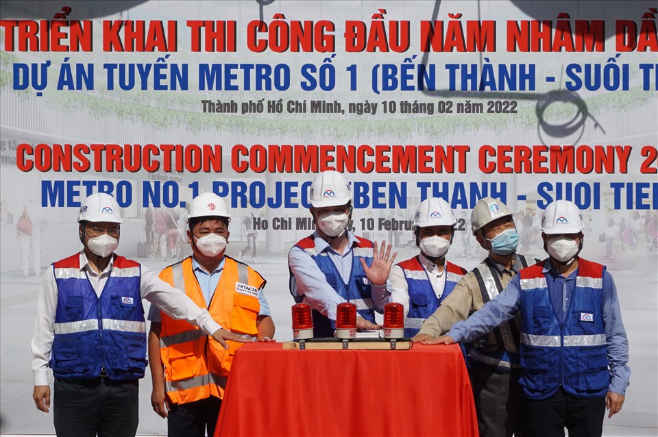 Phó Chủ tịch UBND TPHCM Lê Hòa Bình (giữa) nhấn nút triển khai thi công  đầu năm mới của tuyến metro số 1.  Ảnh: Minh Quân