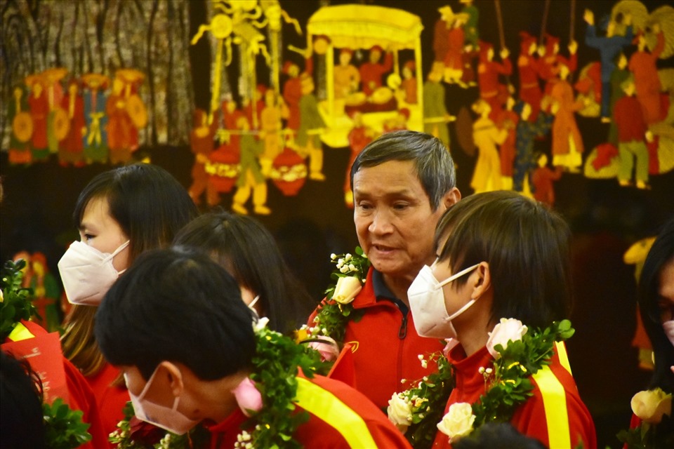 Huấn luyện viên Mai Đức Chung giản dị, lặng lẽ, âm thầm quan sát và chọn cho mình vị trí ít nổi bật nhất trong lúc chụp ảnh tập thể cùng các học trò. Ảnh: Lê Vinh