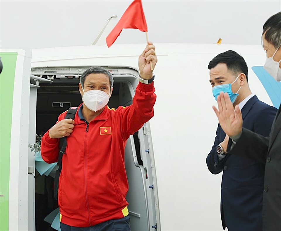 Sau khi hạ cánh, huấn luyện viên Mai Đức Chung là người đầu tiên bước ra cửa máy bay, dẫn đầu các thành viên đội tuyển nữ Việt Nam trong sự chào đón của các lãnh đạo Bộ VH, TT&DL, Tổng cục TDTT, VFF và truyền thông. Ảnh: Quang Thắng