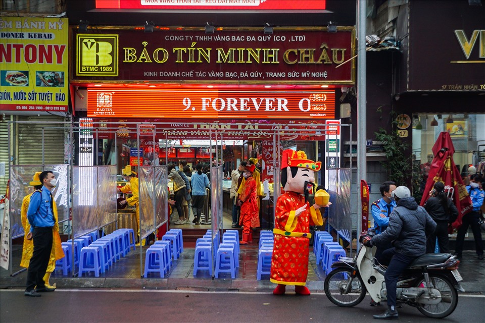Trên đường Trần Nhân Tông, một trong hai cơ sở của Bảo Tín Minh Châu thưa thớt khách mua bán. Vị khách đầu tiên của cửa hàng này cho biết, dù đến vào hơn 5h sáng nhưng bà vẫn là người đầu tiên “xông tiệm” cho cửa hàng.