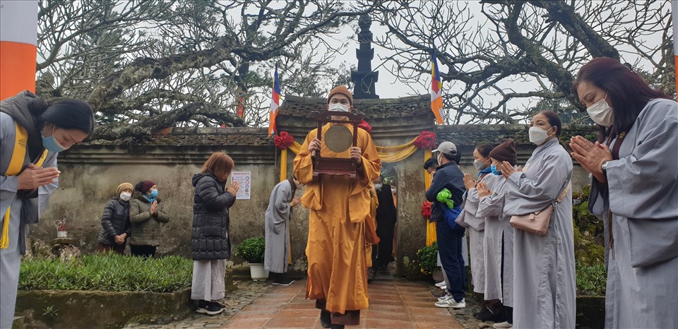 Rước lễ từ Vườn tháp Huệ Quang lên chùa Hoa Yên sáng 10.2.2022. Ảnh: Nguyễn Hùng