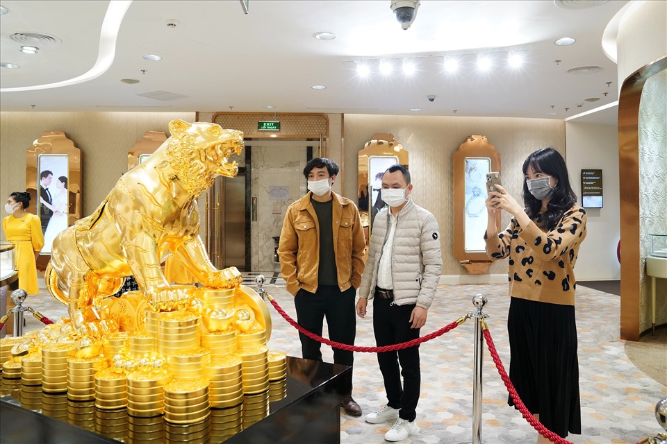 Thu hút khách đến tham quan và mua sắm dịp vía Thần tài là bức tượng Kim Dần Vương Bảo. Các nghệ nhân tay nghề cao đã chế tác hổ vàng vô cùng tinh xảo bằng công nghệ 3D hiện đại.